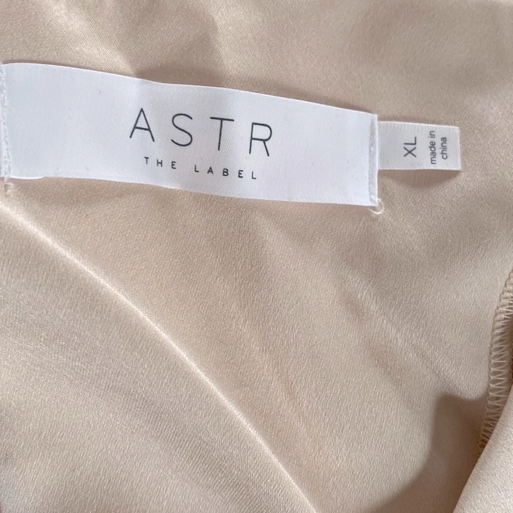 (AA4) AS­TR the La­bel Deep-V Bal­loon Sleeve Top, Size‎ XL, NWT